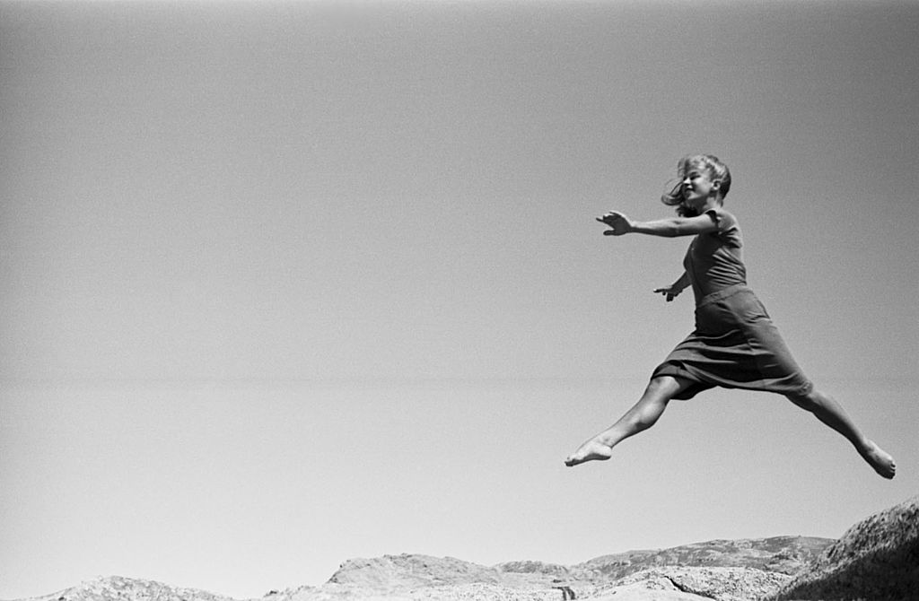 Ellen Auerbach, Airwalk (Renate Schottelius dancing jump over rocks, La Cumbrecita). Modern print, Argentina 1946. Akademie der Künste, Berlin, Art Collection, inventory no.: Auerbach 922 © Akademie der Künste, Berlin. CC BY-NC-ND. 