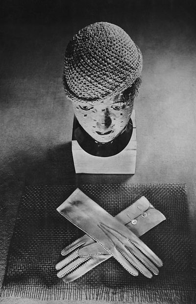 Ellen Auerbach, Hut und Handschuh, Modern Print, 1930. Akademie der Künste, Berlin, Kunstsammlung, Inventar-Nr.: Auerbach 4914. © Akademie der Künste, Berlin. CC BY-NC-ND.