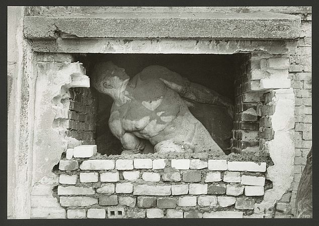 Reinhold Begas, Der gefesselte Prometheus, Fotografie nach der ersten Öffnung der Einmauerung im Akademiegebäude Pariser Platz 4, 1990, © Foto: Roman März